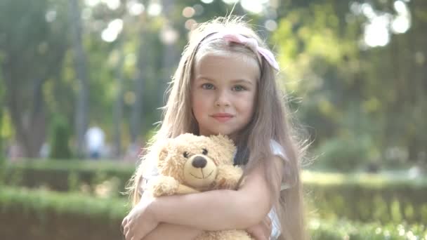 Csinos Gyermek Lány Játszik Kedvenc Játékmaci Játék Szabadban Nyári Parkban — Stock videók