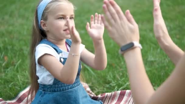 Söt Liten Flicka Leker Lek Med Sin Mamma Klappar Händerna — Stockvideo