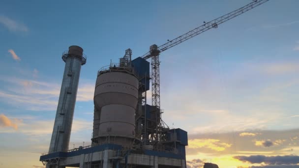 Vista Aérea Planta Cemento Con Estructura Fábrica Alta Grúa Torre — Vídeo de stock