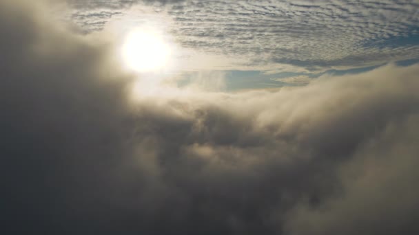 Luchtfoto Van Levendige Gele Zonsopgang Boven Witte Dichte Wolken Met — Stockvideo