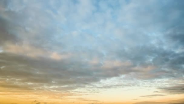 Time Lapse Γρήγορα Κινούμενα Σύννεφα Μπλε Ουρανό Στο Ηλιοβασίλεμα — Αρχείο Βίντεο