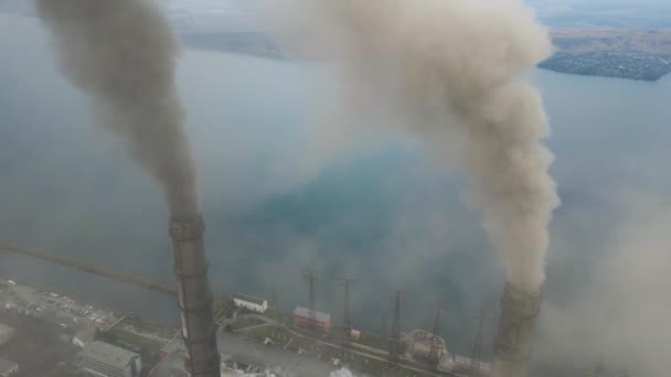 Widok Powietrza Elektrownię Węglową Wysokie Rury Czarnym Dymem Poruszającym Się — Wideo stockowe