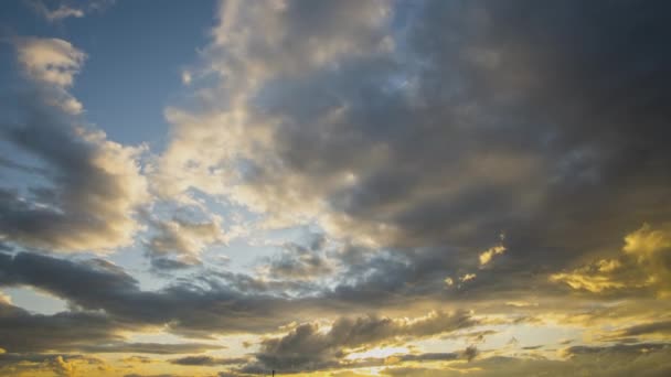 Lapso Tempo Nuvens Movimento Rápido Céu Azul Escuro Pôr Sol — Vídeo de Stock