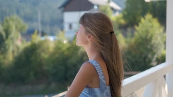 Junge Schöne Frau Auf Dem Balkon Genießt Die Aussicht Auf — Stockvideo