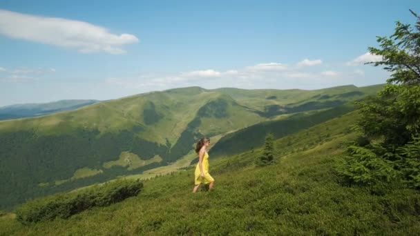Młoda Szczęśliwa Kobieta Żółtej Sukience Spacerująca Łące Wzgórzu Wietrzny Dzień — Wideo stockowe