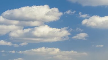 Mavi berrak gökyüzünde hızlı hareket eden beyaz bulutların hızlandırılmış görüntüleri.