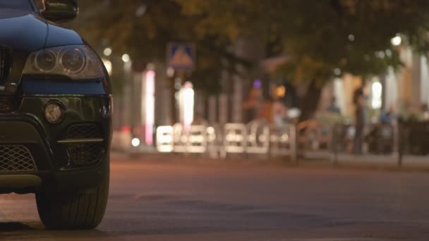 Parkoló Autó Közelsége Szélén Éjszaka Homályos Kilátással Közlekedési Lámpák Mozgó — Stock videók