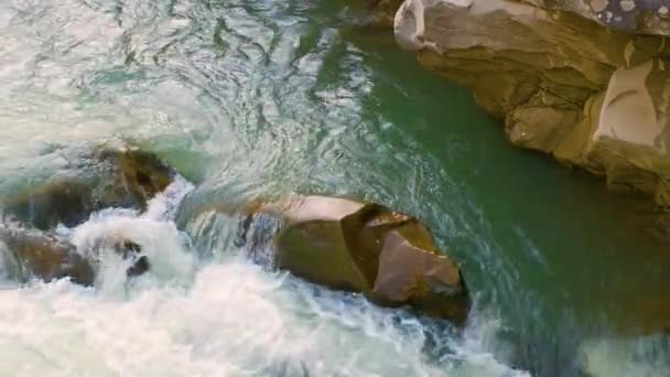 Ποταμός Βουνού Πεντακάθαρα Γαλαζοπράσινα Νερά Πέφτουν Καταρράκτες Ανάμεσα Βρεγμένους Ογκόλιθους — Αρχείο Βίντεο