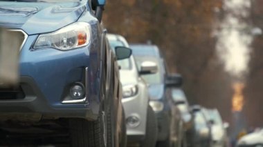 Arabalar şehir sokaklarında arka arkaya park edilmiş..