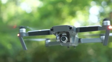 Bulanık pervaneli ve havada uçan video kameralı bir helikopter..