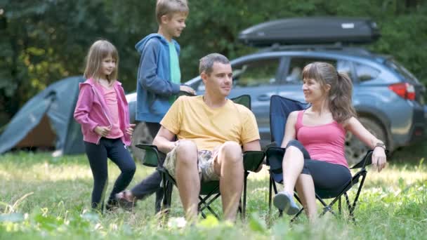 Šťastná Mladá Rodina Baví Čas Kempu Venku Létě — Stock video
