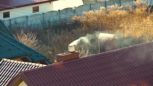 Dach Eines Hauses Weißer Rauch Steigt Aus Einem Schornstein — Stockvideo