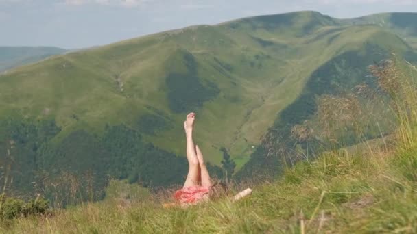 Jeune Femme Avec Longues Jambes Minces Couchées Sur Prairie Verte — Video