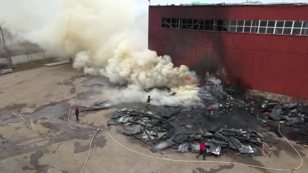 Vue Aérienne Des Pompiers Combattant Avec Feu Près Ancienne Usine — Video