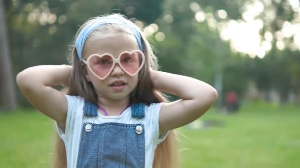 Portret Van Gelukkig Mooi Kind Meisje Zomer Buiten — Stockvideo