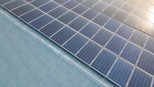 建物の屋根の上に設置された青い太陽光発電パネルの表面の閉鎖は きれいな生態系の電気を生成します 再生可能エネルギーの概念の生産 — ストック動画