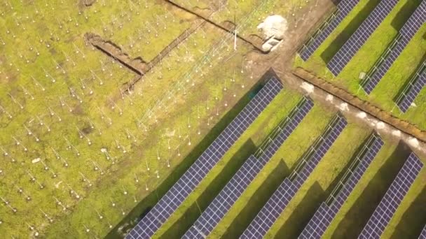 绿地上正在建设的太阳能发电厂的空中景观 组装用于生产清洁生态能源的电板 — 图库视频影像