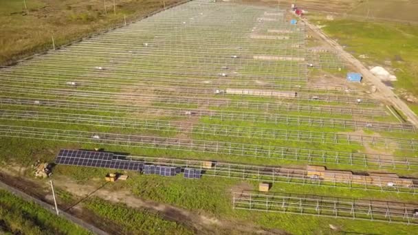 Vista Aérea Usina Energia Solar Construção Campo Verde Montagem Painéis — Vídeo de Stock