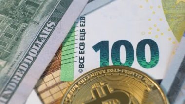 Metal parlayan bitcoin kripto paralarını ABD doları ve euro banknotlarına yakın tut. Elektronik merkeziyetçi para kavramı.