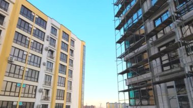 İnşaat halindeki yüksek apartmanın havadan görüntüsü. Gayrimenkul geliştirme.