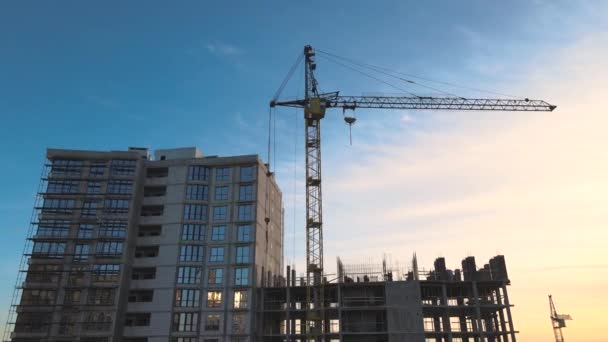 Vista Aérea Grúa Torre Alta Edificio Apartamentos Residenciales Construcción Atardecer — Vídeos de Stock