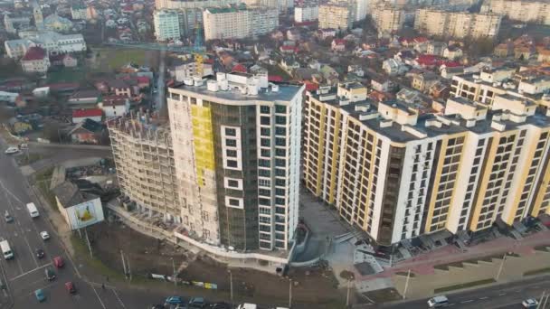Hoge Flatgebouwen Straten Met Verkeer Woonwijk Van Stad — Stockvideo