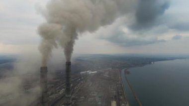 Kömür santralinin havadan görünüşü siyah dumanlı yüksek borular atmosferi kirletiyor.