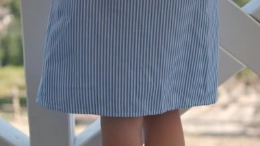 Balkonda doğa manzarasının tadını çıkaran genç ve güzel bir kadının arka görüntüsü. Temiz havada dinlenme kavramı.