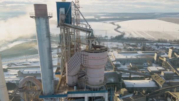 Letecký Pohled Cementárnu Vysokou Výrobní Konstrukcí Věžovým Jeřábem Průmyslové Výrobní — Stock video