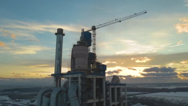 Luftaufnahme Eines Zementwerks Mit Hoher Fabrikstruktur Und Turmdrehkran Industriegebiet — Stockvideo