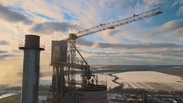 Luchtfoto Van Cementfabriek Met Hoge Fabrieksstructuur Torenkraan Industrieel Productiegebied Bij — Stockvideo