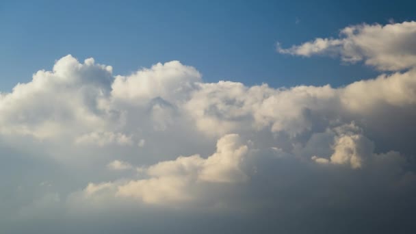 Tijdsverloop Beelden Van Snel Bewegende Witte Gezwollen Wolken Blauwe Heldere — Stockvideo