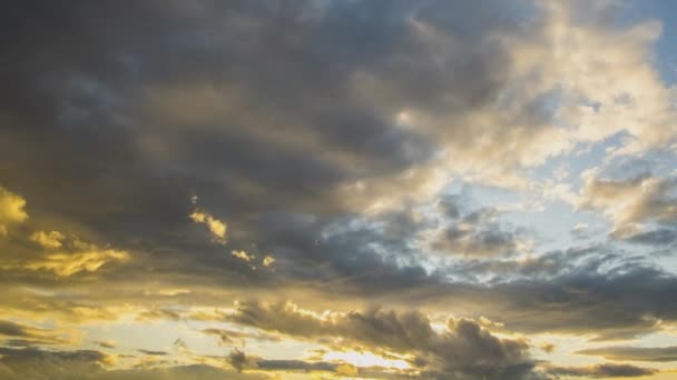 Gün Batımında Koyu Mavi Gökyüzünde Hızlı Hareket Eden Bulutların Zaman — Stok video