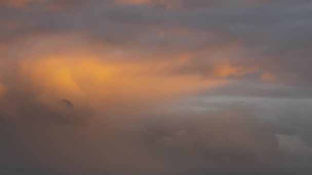 Gyorsan Mozgó Viharos Felhők Időeltolódása Sötét Sárga Égen Naplementekor — Stock videók