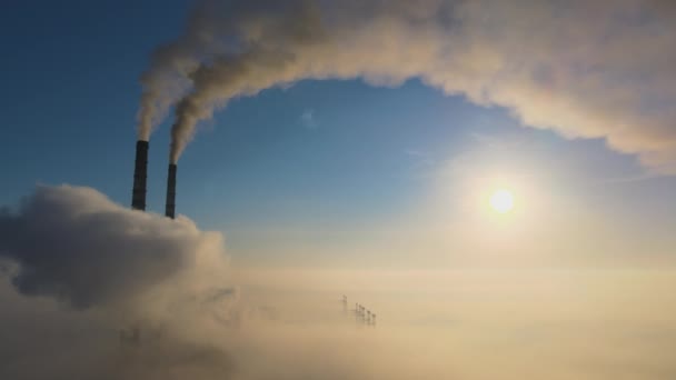 日出时带黑烟向污染大气移动的燃煤电厂高管空中景观 — 图库视频影像