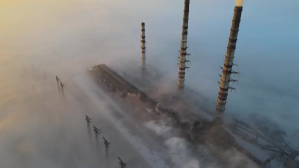 日出时带黑烟向污染大气移动的燃煤电厂高管空中景观 — 图库视频影像
