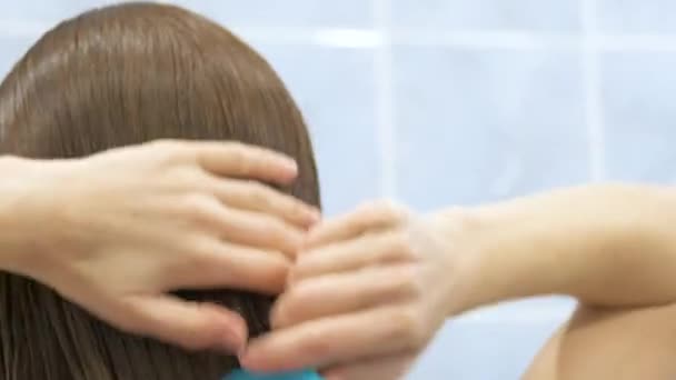バスルームでヘアブラシで髪を持っている女性の閉鎖 — ストック動画