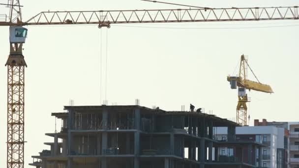 Luchtfoto Van Torenkranen Hoge Residentiële Flatgebouwen Aanbouw Ontwikkeling Van Onroerend — Stockvideo