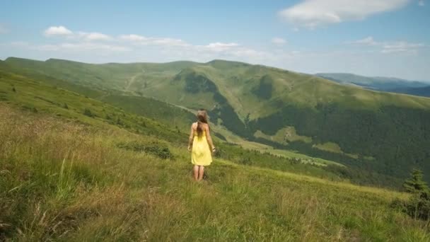 Vista Trasera Una Mujer Excursionista Feliz Vestido Amarillo Pie Colina — Vídeos de Stock