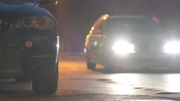 Zblízka Zaparkované Auto Silnici Noci Rozmazaným Výhledem Semafory Pohybujících Vozidel — Stock video