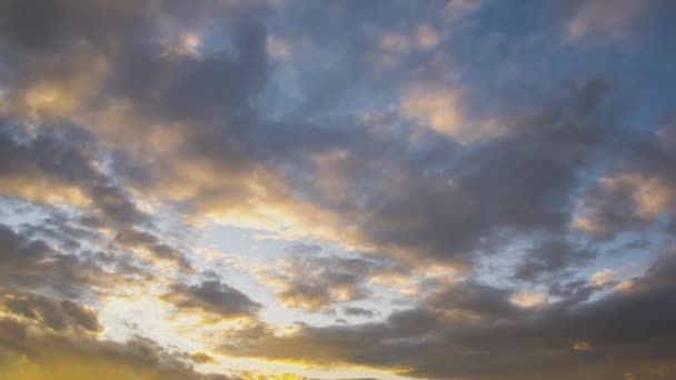 Tijdsverloop Van Snel Bewegende Wolken Donkerblauwe Lucht Bij Zonsondergang — Stockvideo