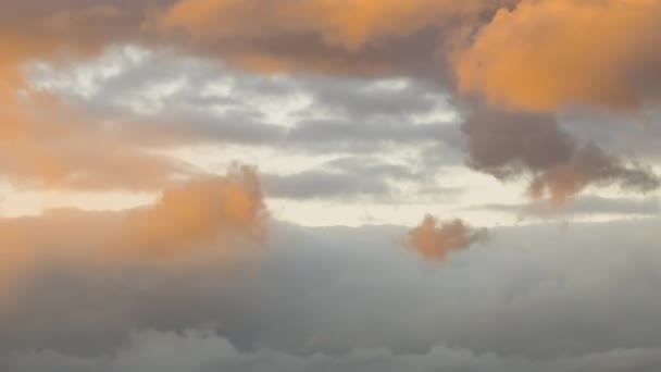 Images Temporelles Nuages Déplaçant Rapidement Sur Ciel Bleu Coucher Soleil — Video