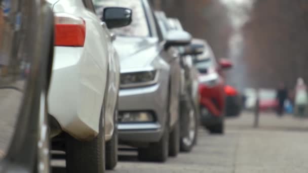 Coches Estacionados Una Fila Una Calle Ciudad — Vídeo de stock