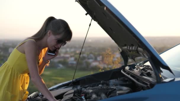 Junge Autofahrerin Die Mit Offenem Verdeck Der Nähe Ihres Autos — Stockvideo