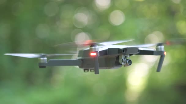 Drone Helicóptero Con Hélices Borrosas Cámara Vídeo Volando Aire — Vídeos de Stock