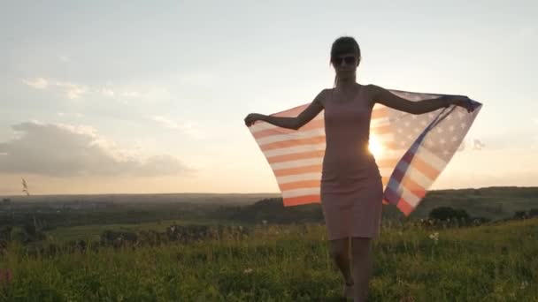 Jonge Vrouw Poseren Met Amerikaanse Nationale Vlag Buiten Bij Zonsondergang — Stockvideo