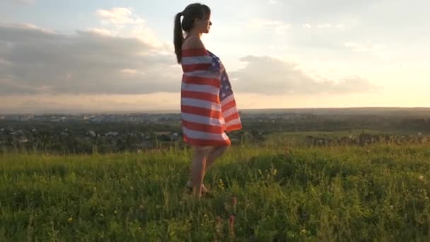 Mulher Feliz Com Bandeira Nacional Dos Eua Livre Pôr Sol — Vídeo de Stock