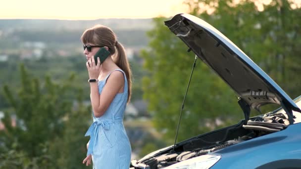Giovane Donna Sconvolta Conducente Parlando Sul Telefono Cellulare Vicino Una — Video Stock