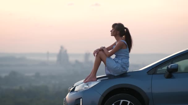 Jovem Motorista Feliz Vestido Azul Desfrutando Noite Quente Verão Deitado — Vídeo de Stock