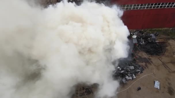 Повітряний Вигляд Пожежників Гасять Вогонь Промисловій Зоні — стокове відео